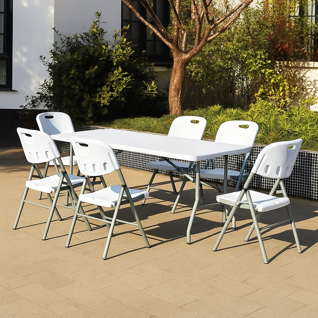 Tavolo pieghevole bianco in giardino con sedie