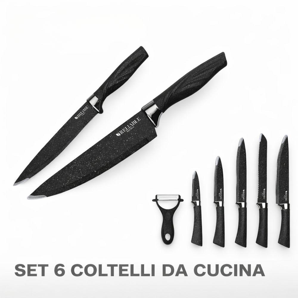 Set nero con due coltelli grandi in primo piano e accessori in basso a destra