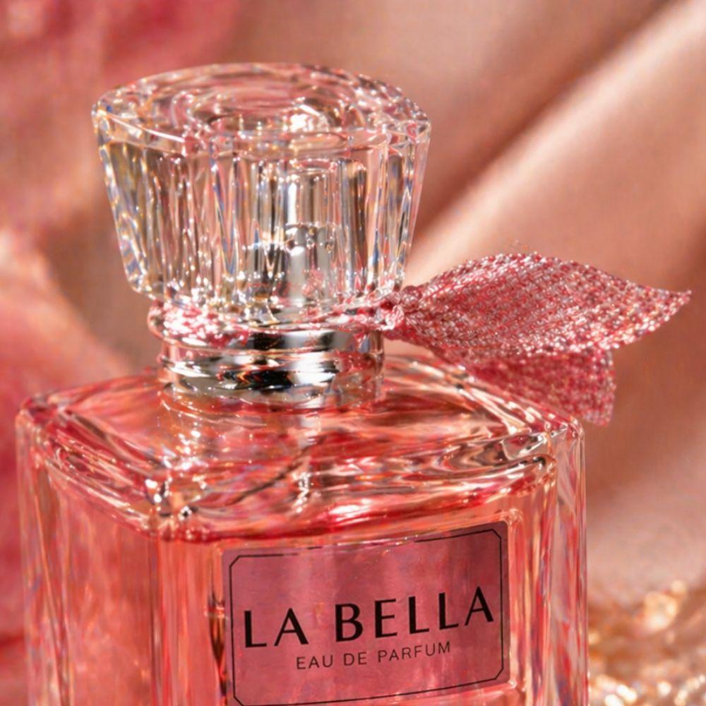 Dettaglio bottiglia La Bella: flacone trasparente con sfumatura rosa e tappo cristallato