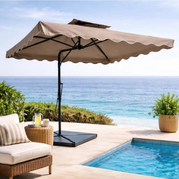 ombrellone da giardino con palo decentrato 2,5 x 2,5 mt e presa aria superiore - foto 3 Ombrellone beige in contesto d'uso a bordo piscina con sdraio, piante in vaso e vista sul mare