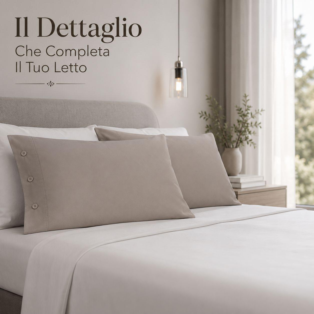 coppia federe con chiusura a bottoni 50x80 cm - foto 2 Federe beige tortora su letto in contesto d'uso camera da letto moderna
